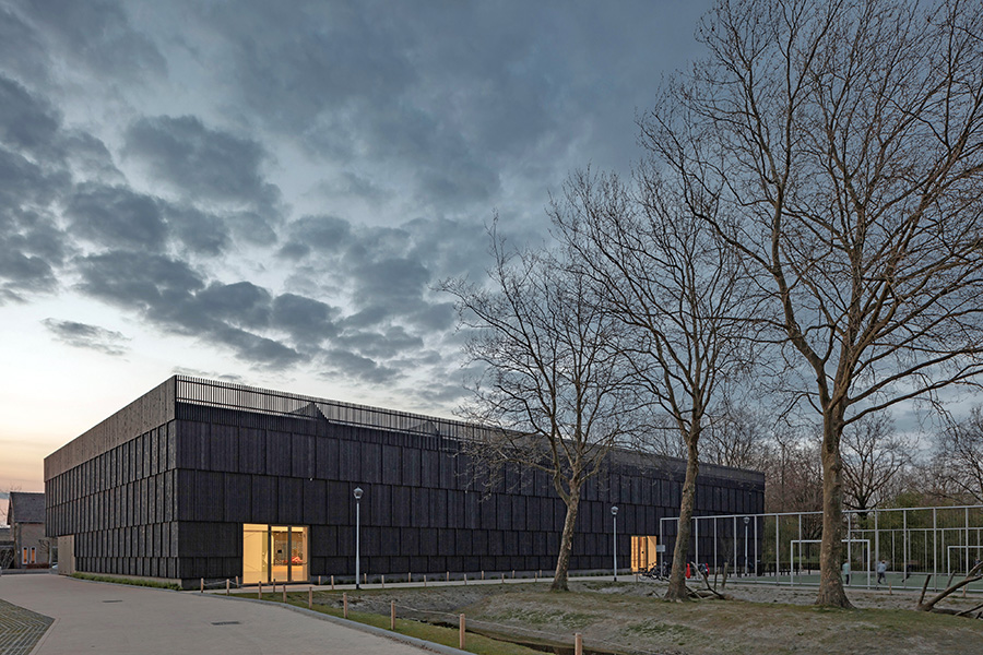 Pabellón de deportes de Roomley Un gran edificio rectangular tipo gimnasio.