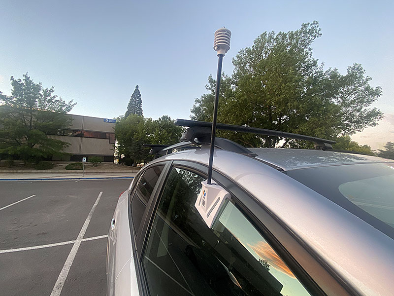 Sensor de calor La foto muestra un pequeño dispositivo que sobresale de la ventanilla de un auto.